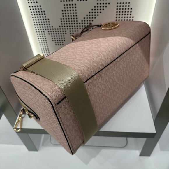 MICHAEL KORS TRAVEL MEDIUM DUFFEL SATCHEL / CROSSBODY LIGHT POWDER BLUSH COLOR - Picture 11 of 16